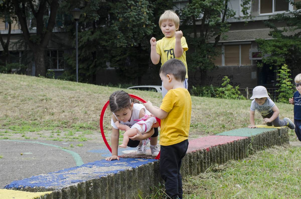 provlačenje kroz obruč na uzanoj betonskoj stazi visine 30 cm