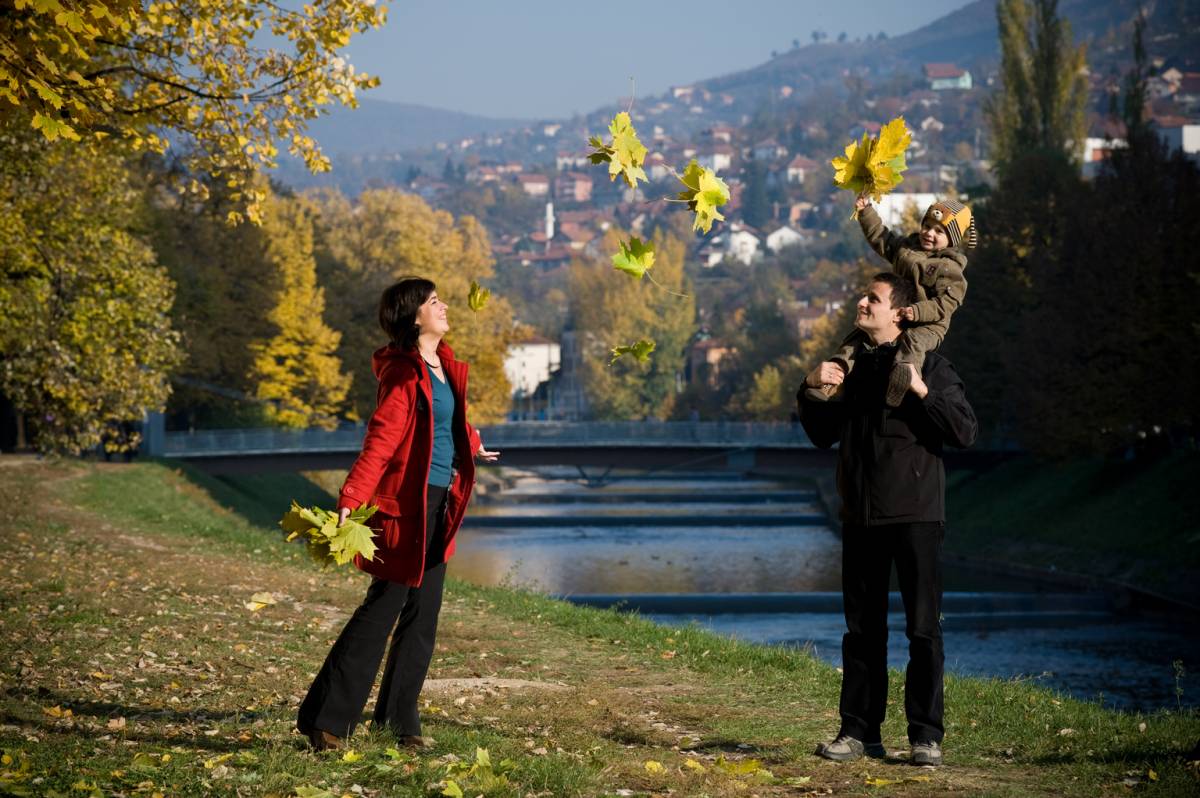 Parent playing with their kid in a park.