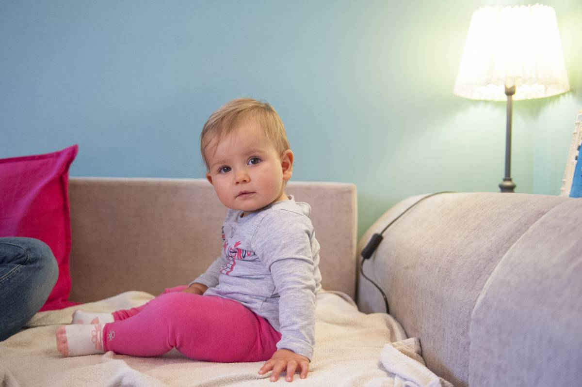 beba samostalno sedi bez pridržavanja