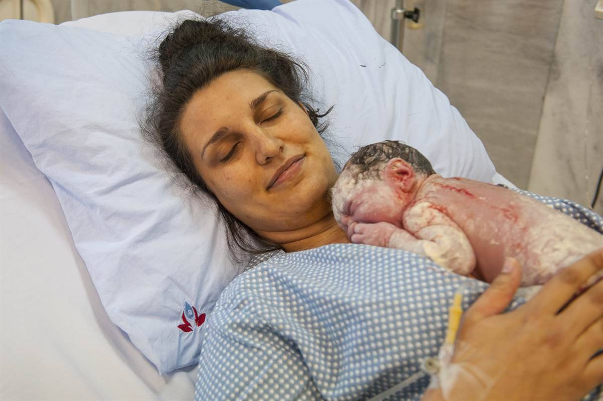 porodilja i beba sa sirnim namazom po rodjenju