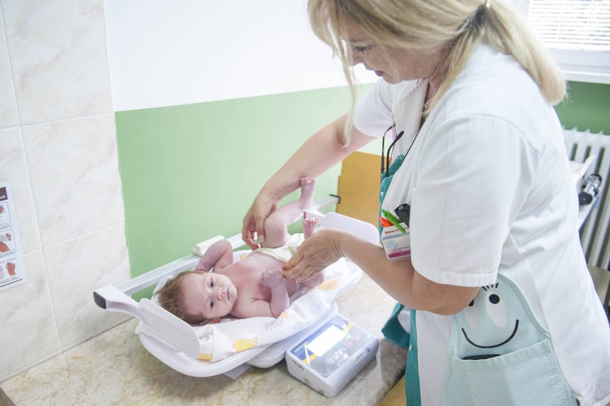pedijatrijska sestra meri težinu bebe u okviru sistematskog pregleda