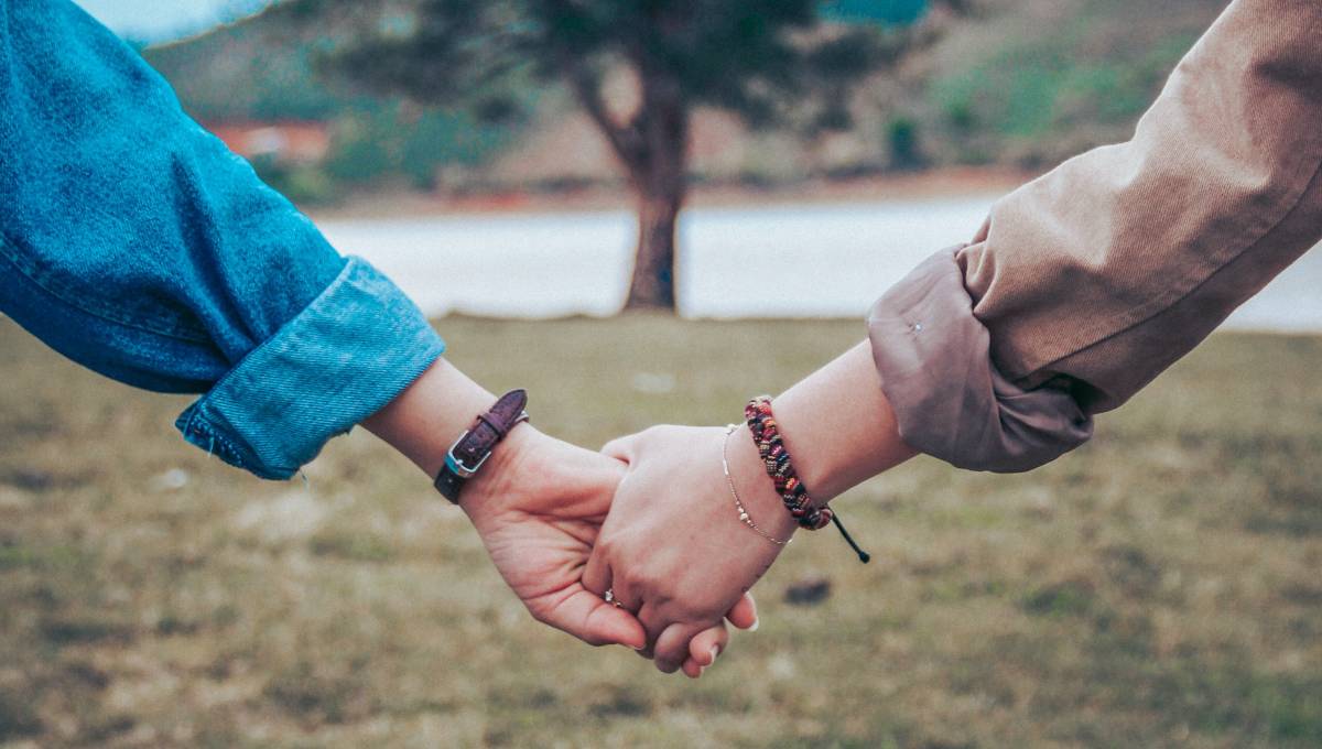parents holding hand (intimacy after baby)