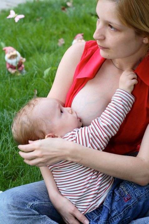 mama i beba za vreme podoja na cvetnoj livadi