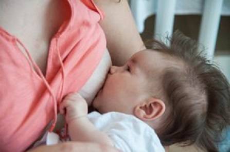 mama i beba koja sisa, pravilan položaj bebe i prijanjanje usana na dojku