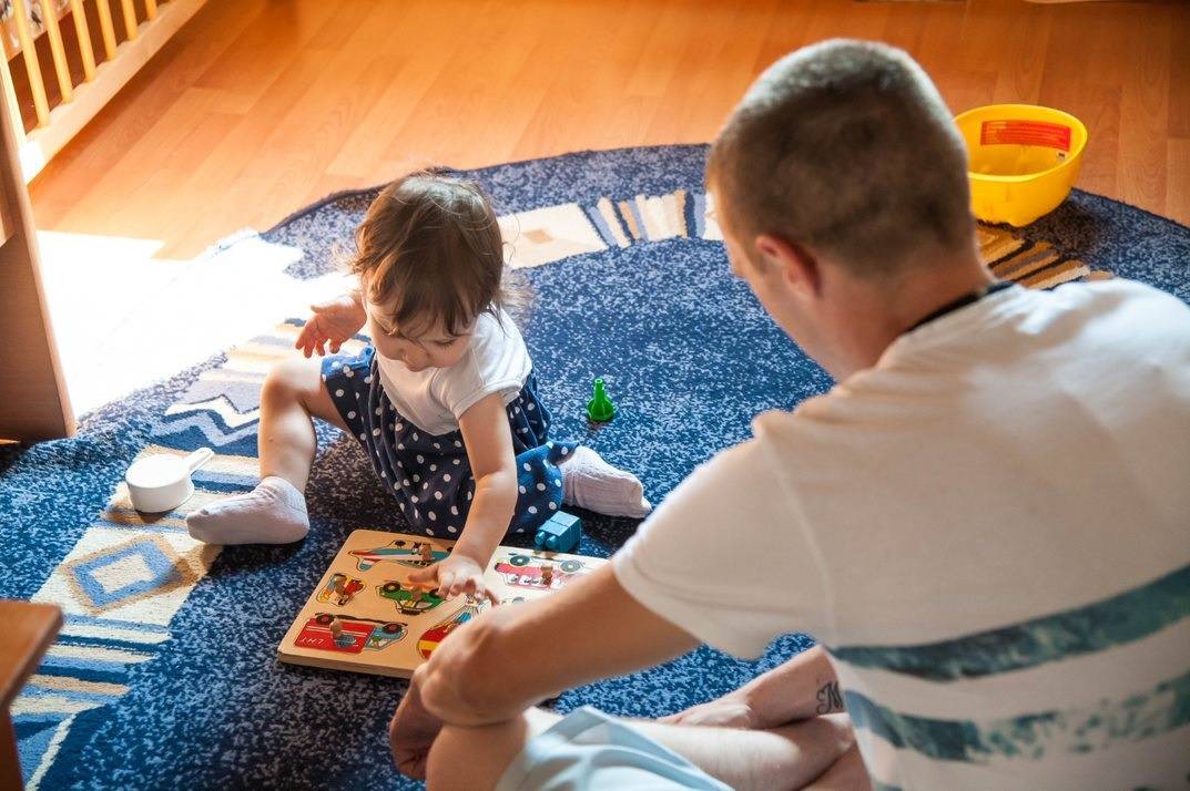 devojčica i tata u igri sa umetaljkama, tata podržava samostalnost u rešavanju zadatka