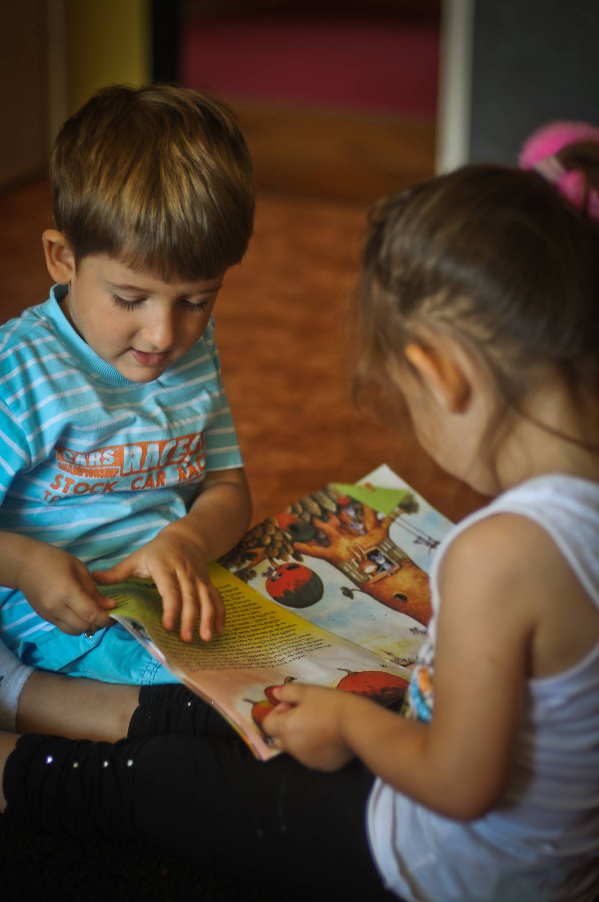 Inskenoni ngjarjet e një libre