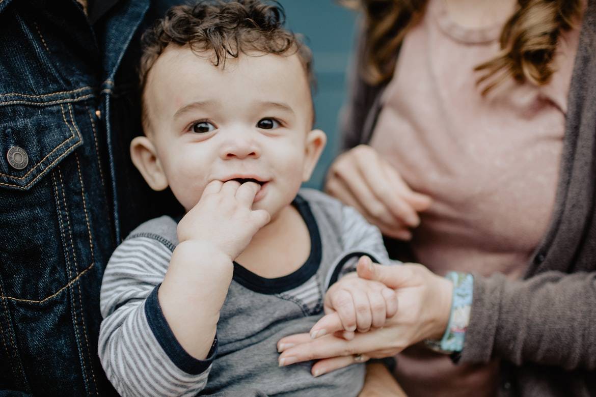A toddler with the fingers in his mouth