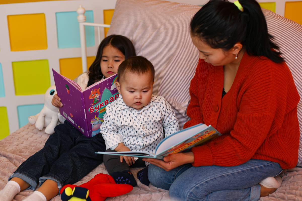 Book reading_10-12months_KGZ.jpeg