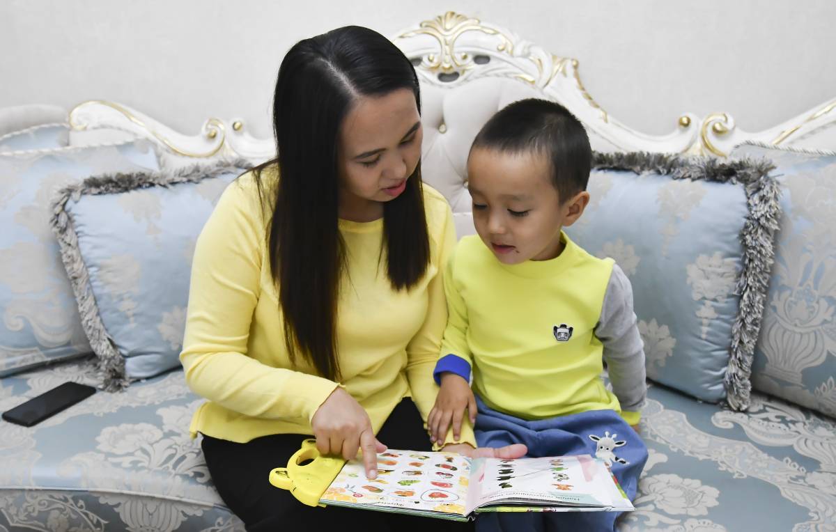 reading a picture book_KGZ
