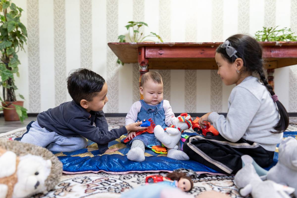 playing toys_KGZ