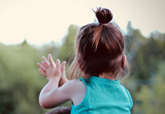 toddler clapping
