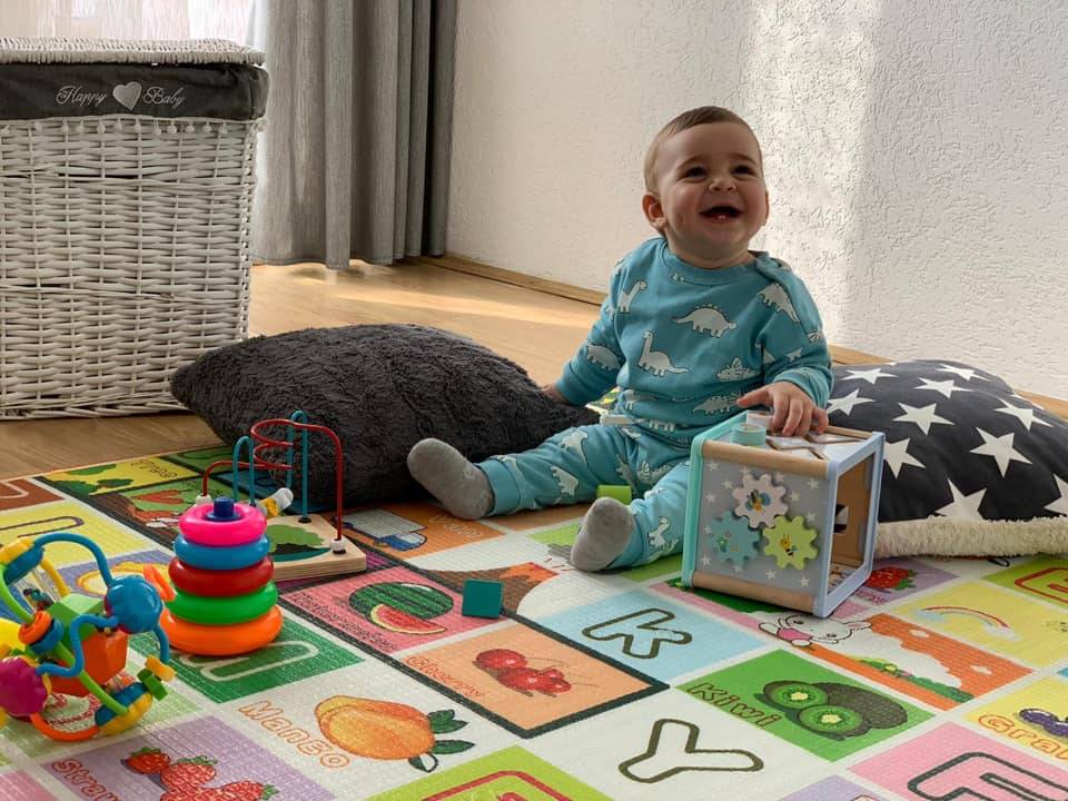 foshnja duke buzeqeshur
