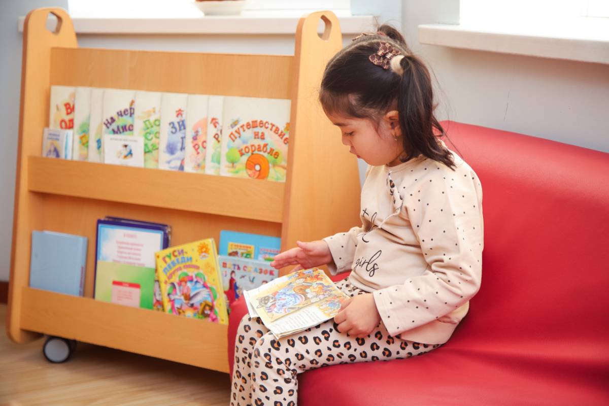 Девочка читает книжку