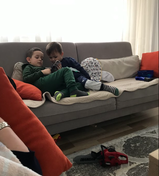 Femijet ne telefon te menqur