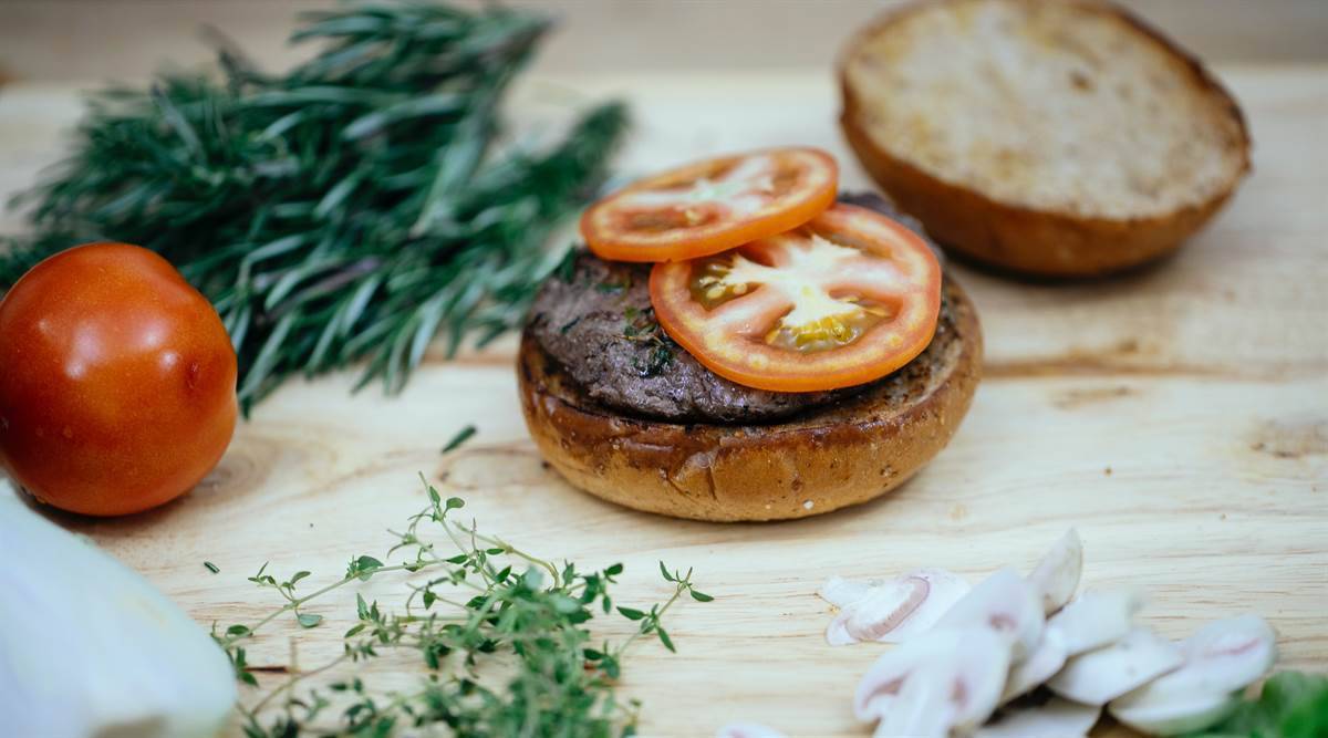 Hamburger pule me patatina nga patatja e ëmblë