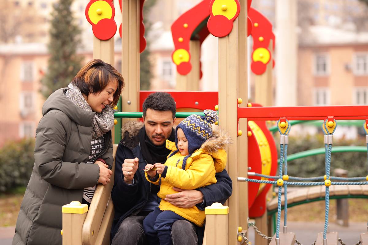 Семья общается на природе
