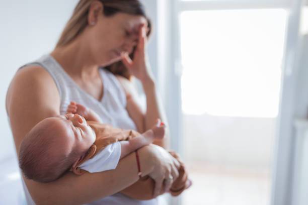 μητέρα που προσπαθεί να θηλάσει αλλά δυσκολεύεται