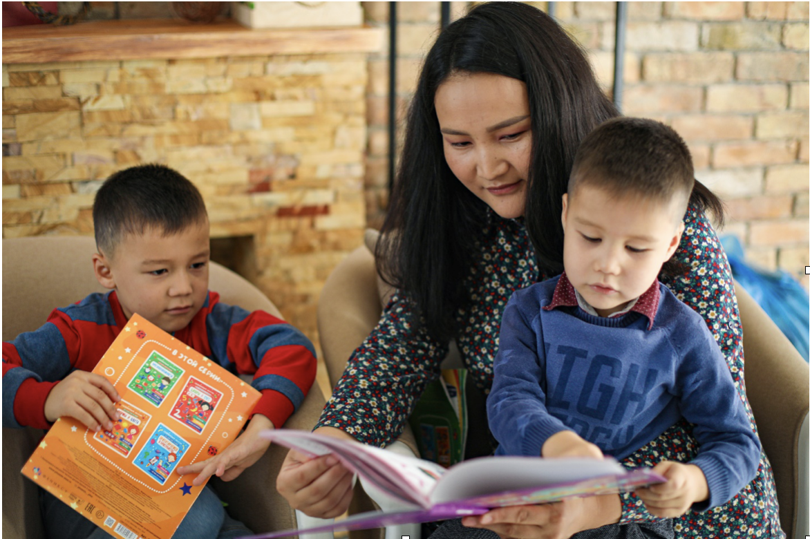 Unicefkg\Мама читает книгу детям