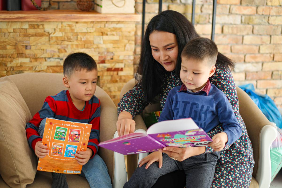 Unicefkg\Мать читает книгу  детям