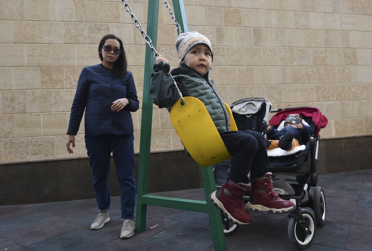 Unicefkg/Voronin  Мама с детьми на прогулке
