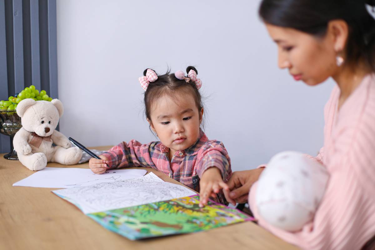 Unicefkg\Ergashev\Молодая мама с малышом учит дочь письму и чтению