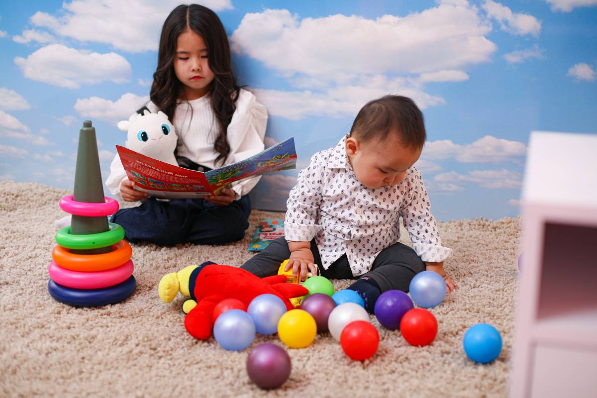 Unicefkg\Ergashev\Дети играют с разными игрушками