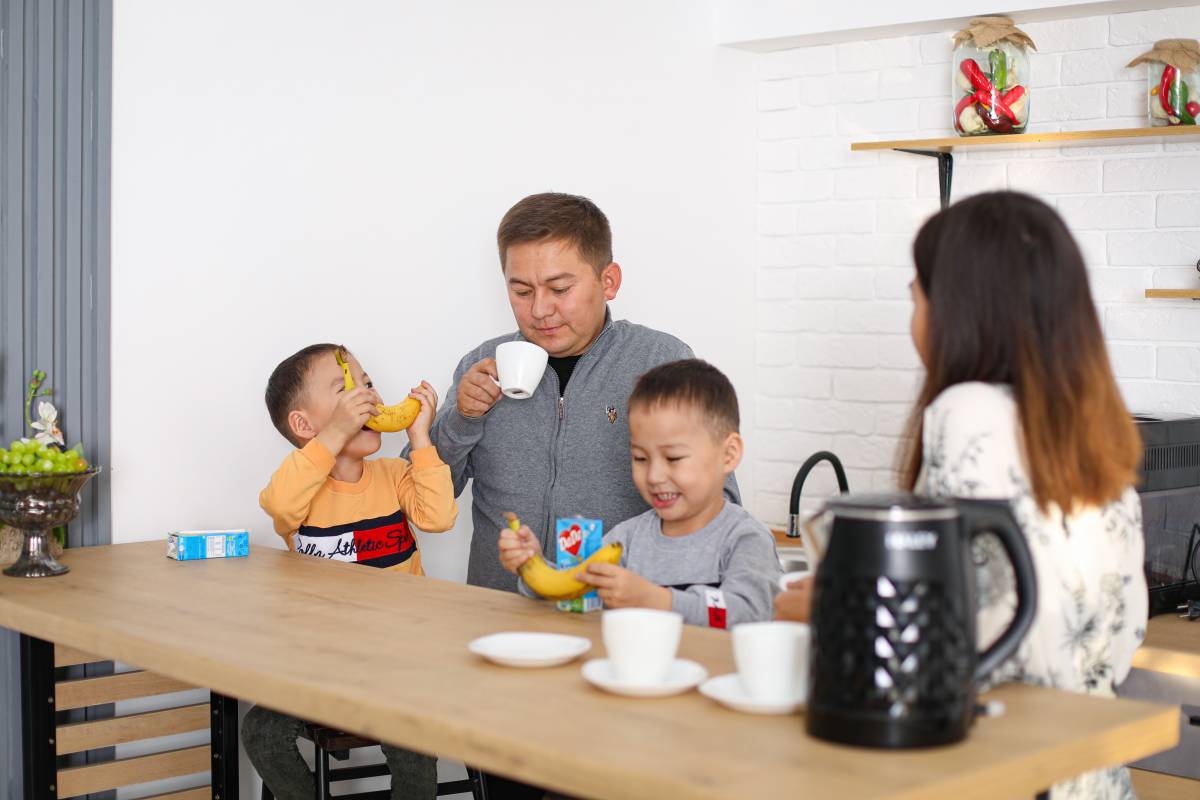Unicefkg\Ergashev\Родители  с детьми за столом