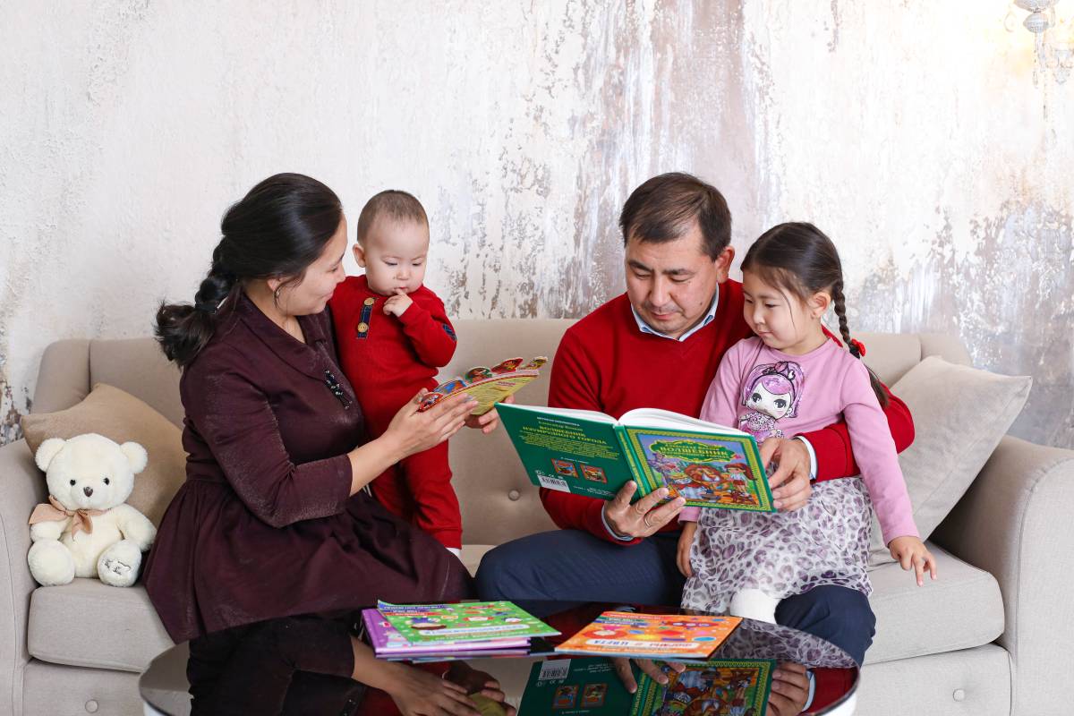 Unicefkg\Ergashev\Родители читают книгу малышам