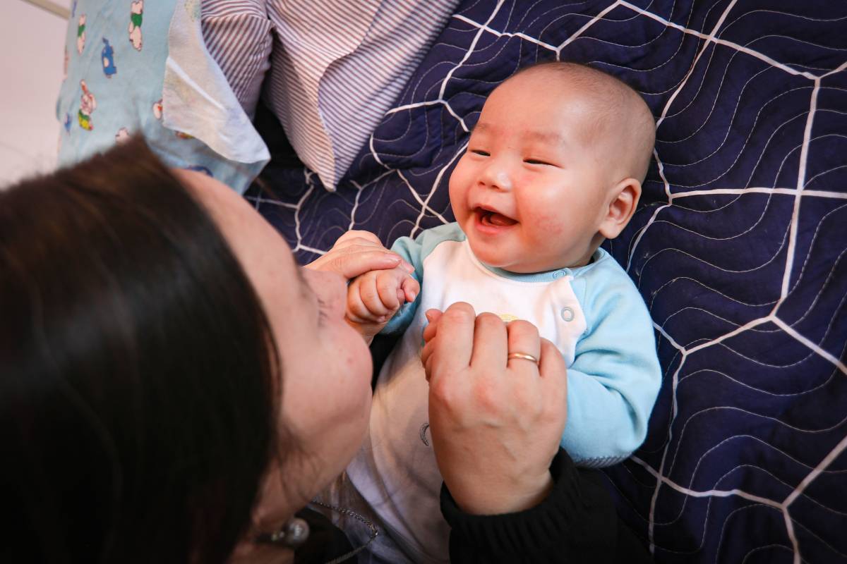 Unicefkg\Ergashev\Мама играет с малышом