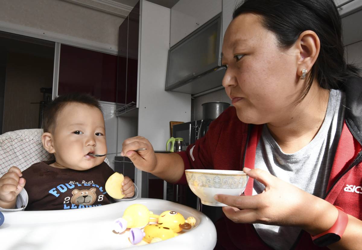 Unicefkg\Voronin\Мама кормит ребенка с ложки дома