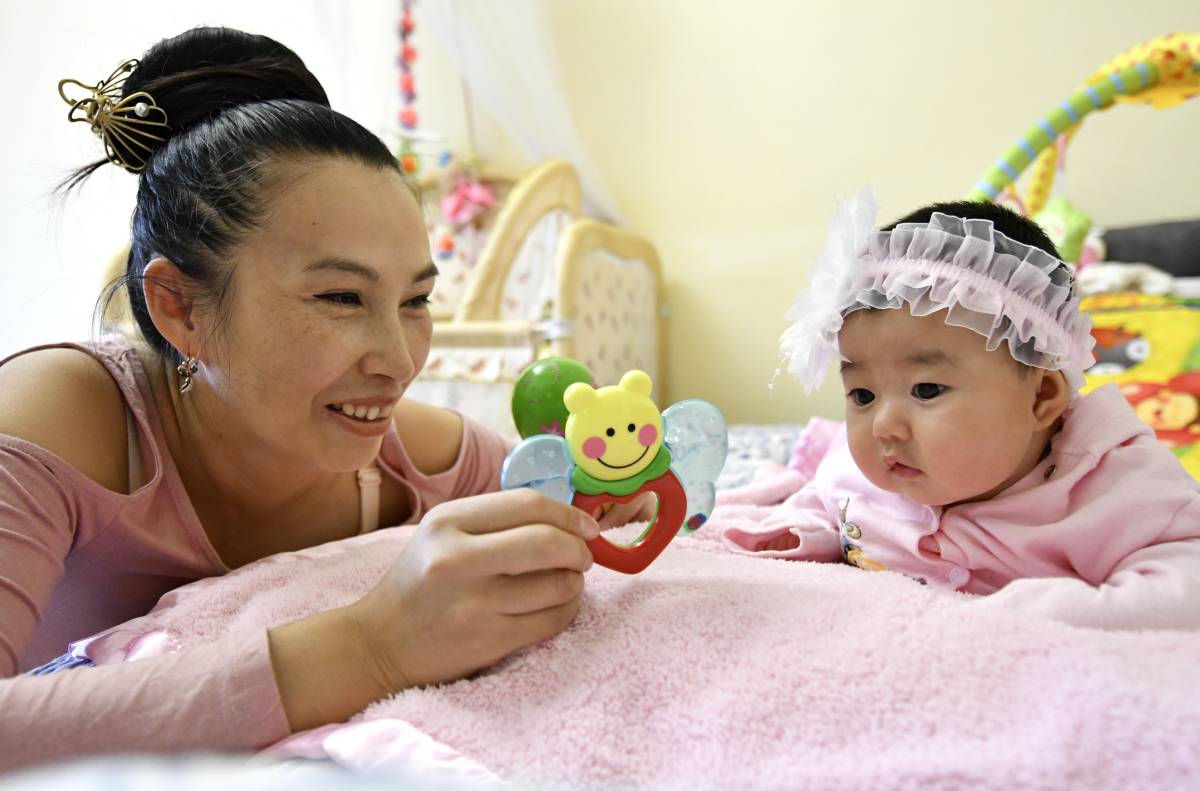Unicefkg\Voronin\Мама играет с малышом