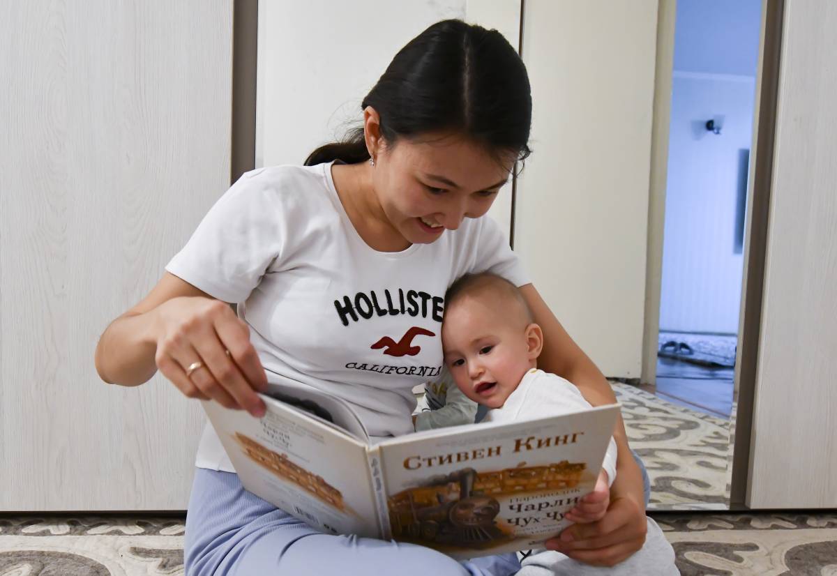 Unicefkg\Voronin\Мама читает книгу для малыша