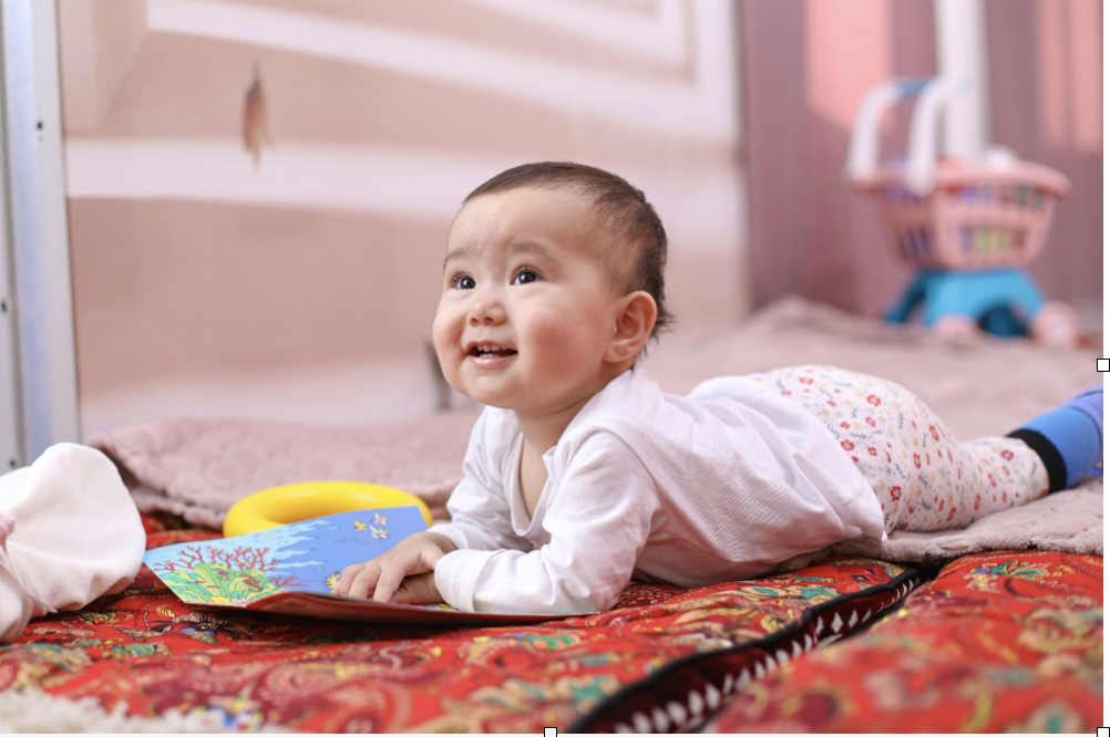 Unicef.kg/Малыш играет