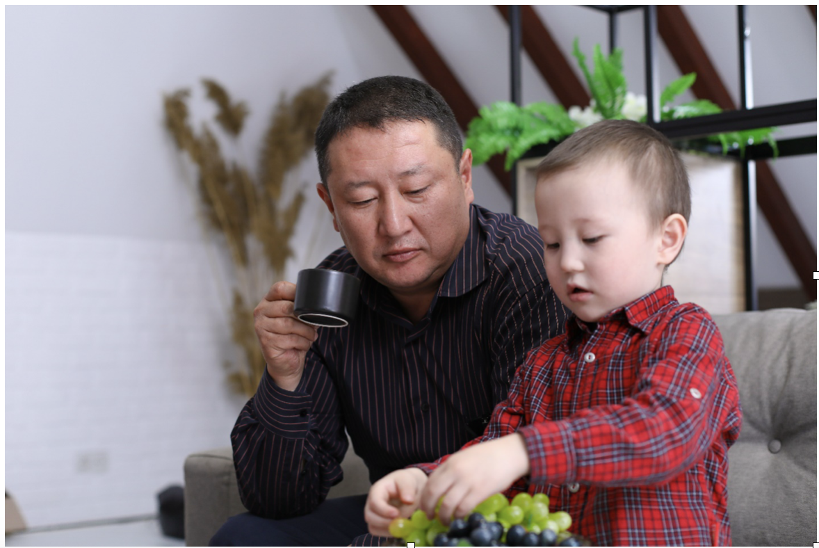 Unicefkg/Папа и сын за столом