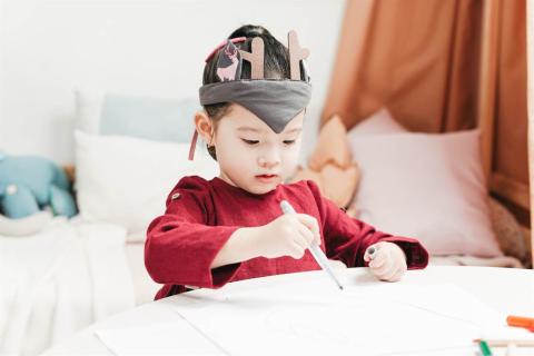 Toddler scribbling