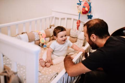 Отец играет со своим ребенком
