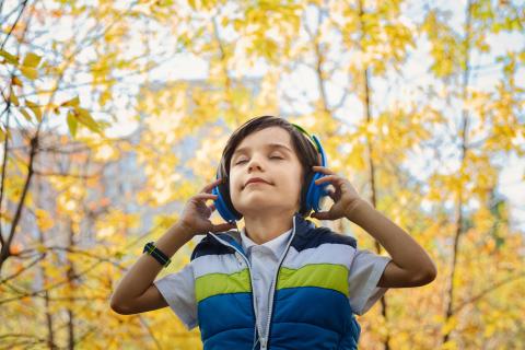A child listening an audio of a birdsong