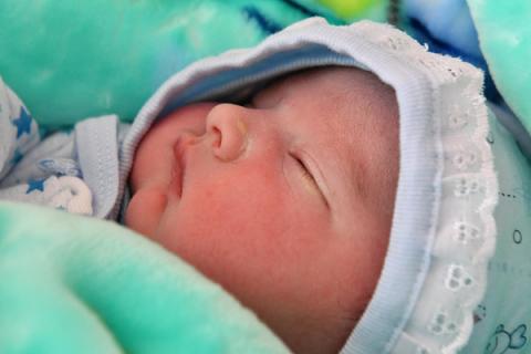Baby sleeping in a proper position to avoid SUDI.