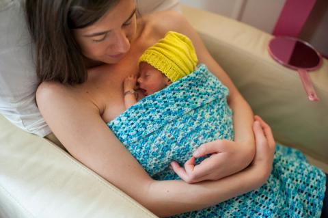 premature baby (1 month) skin to skin contact