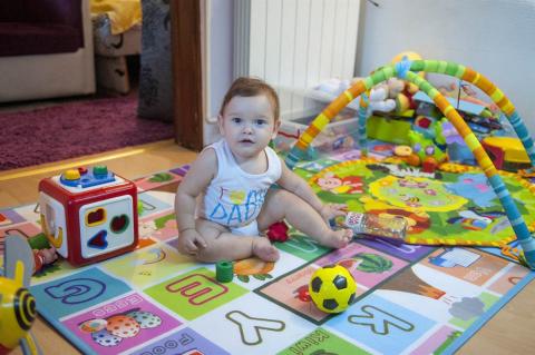 beba okru\ena materijalima za igru