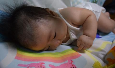 A child turning from back to tummy