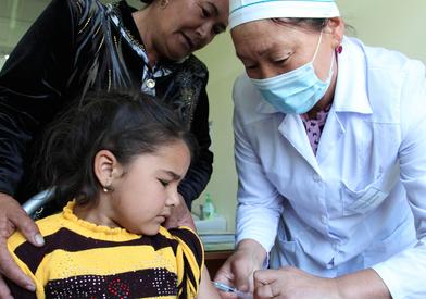 child vaccine nurse