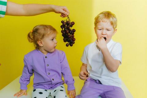 toddlers eating grapes