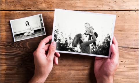 hands holding familiy photo