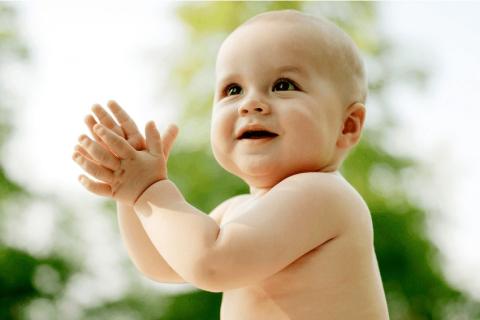 baby clapping