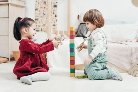 Παιδιά κάνουν πύργο από τουβλάκια