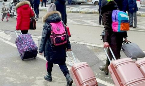 діти йдуть з валізами