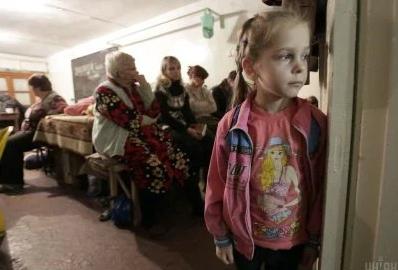 сумна дівчинка в укритті