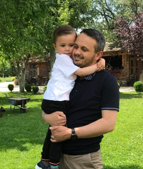 Babai dhe djali duke u përqafuar