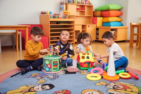 Дети играют